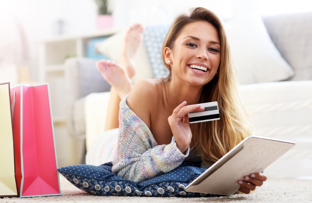 mujer con tarjeta de crédito que va a comprar online