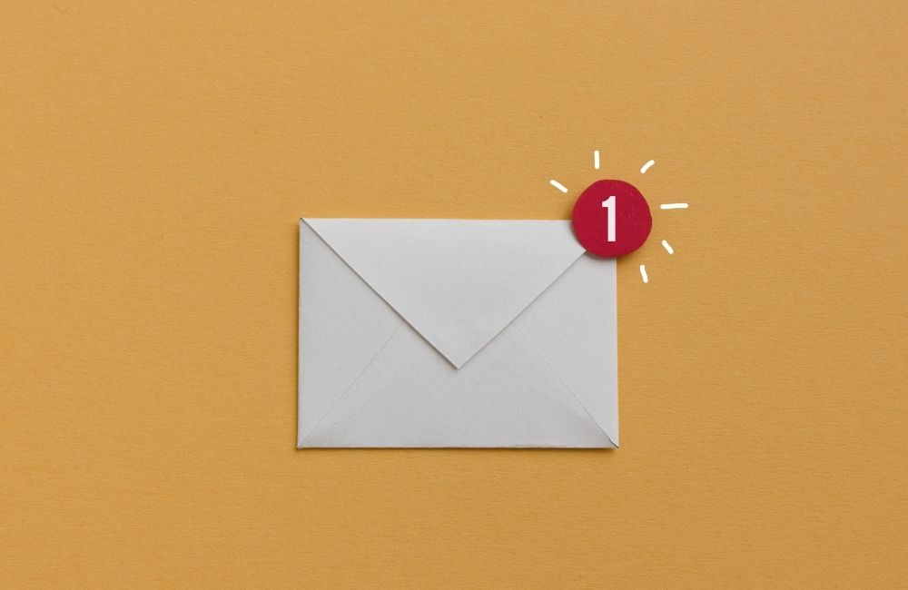 simbolo correo con notificacion que hay un correo sin leer